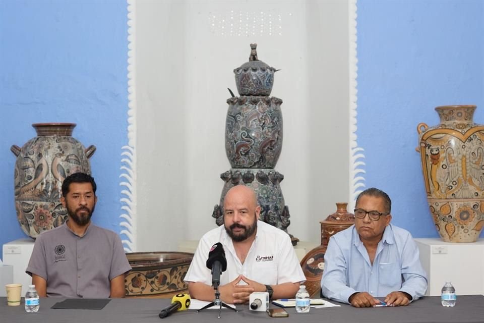 Miguel Ángel Jarero, Saúl Curiel y Javier Navarro durante la rueda de prensa para dar a conocer los pormenores del Premio Nacional de cerámica.