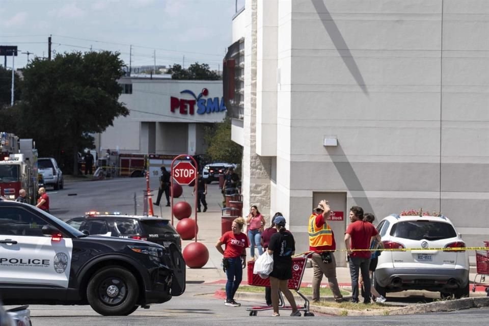 Autoridades acordonan un Target tras un tiroteo que dejó al menos 2 muertos, el 11 de agosto del 2025.