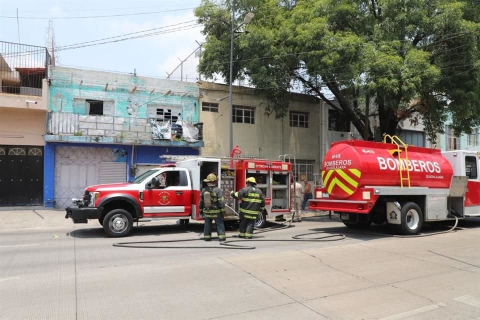 Oficiales de la Coordinación Municipal de Protección Civil y Bomberos de Guadalajara acudieron al sitio tras ser alertados acerca de un incendio en una casa.