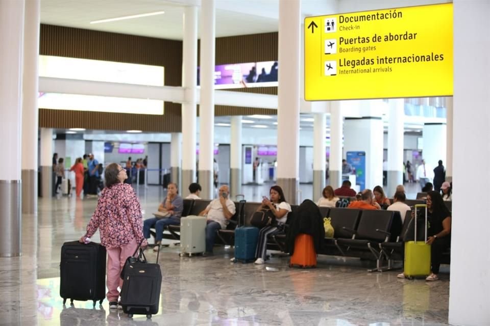 Mientras el AICM cerró pistas para desalojar el agua acumulada y atender problemas de visibilidad, en GDL reportaron afectaciones menores.
