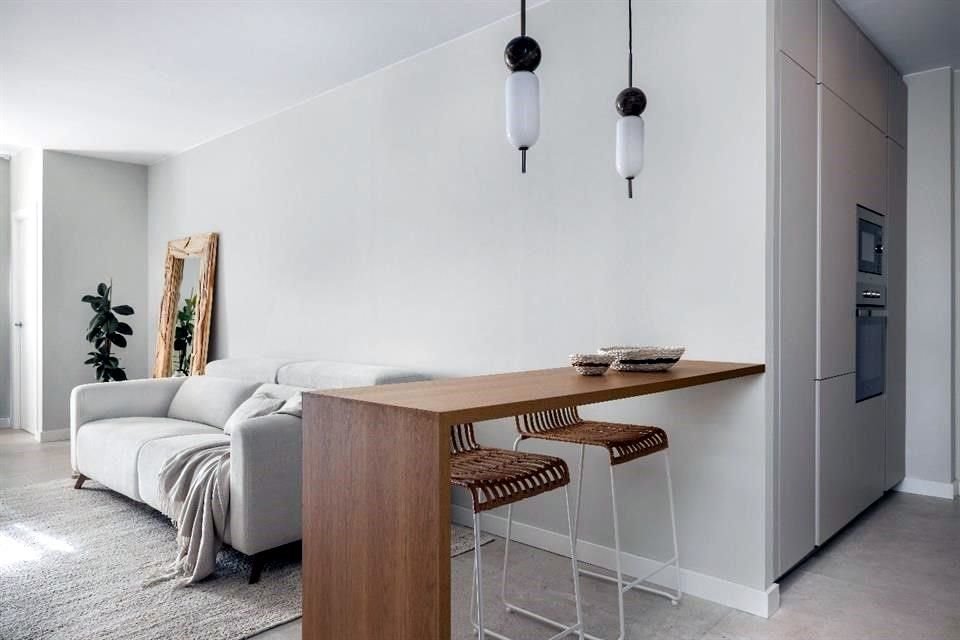 El interiorismo apuesta por crear una atmósfera tranquila, con protagonismo de los materiales naturales y los detalles cuidados.