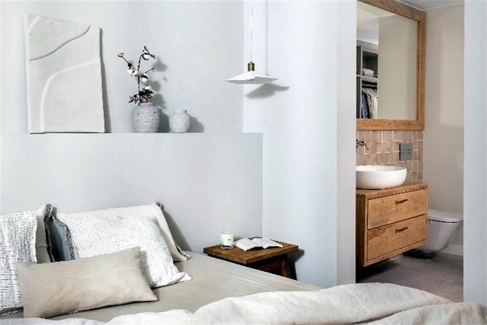 La habitación principal se diseñó como una suite que integra zona de descanso, baño abierto y vestidor en línea.