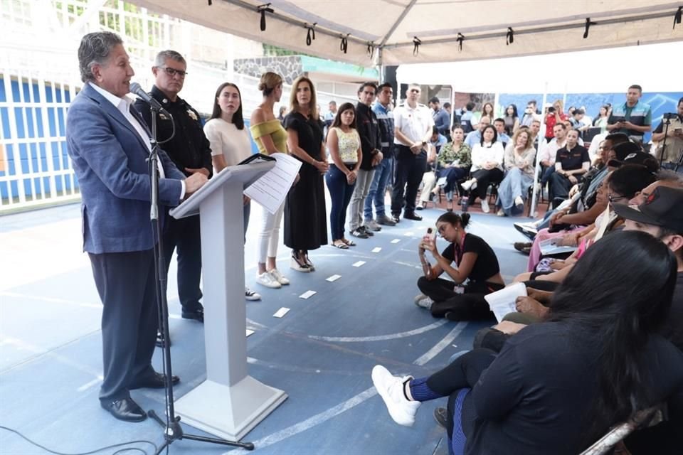A casi un mes de la tragedia por inundaciones en La Martinica y Lomas de Tabachines, el Alcalde de Zpaopan entregó apoyos a los afectados.
