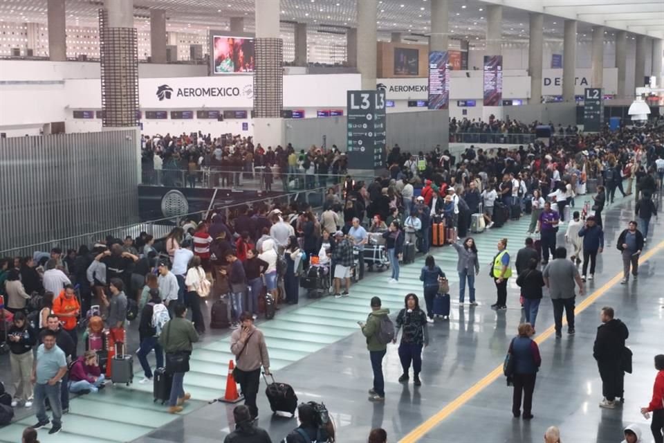 Casi 16 horas después de que se reanudaran vuelos en AICM, cientos de usuarios en la Terminal 2 aún esperan que les reprogramen sus vuelos.