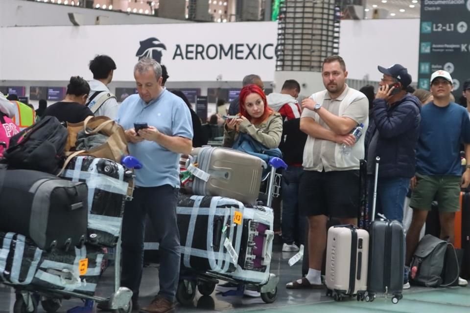 Los pasajeros han permanecido horas de pie para poder llegar hasta los mostradores de Aeroméxico y les asignen un nuevo vuelo.