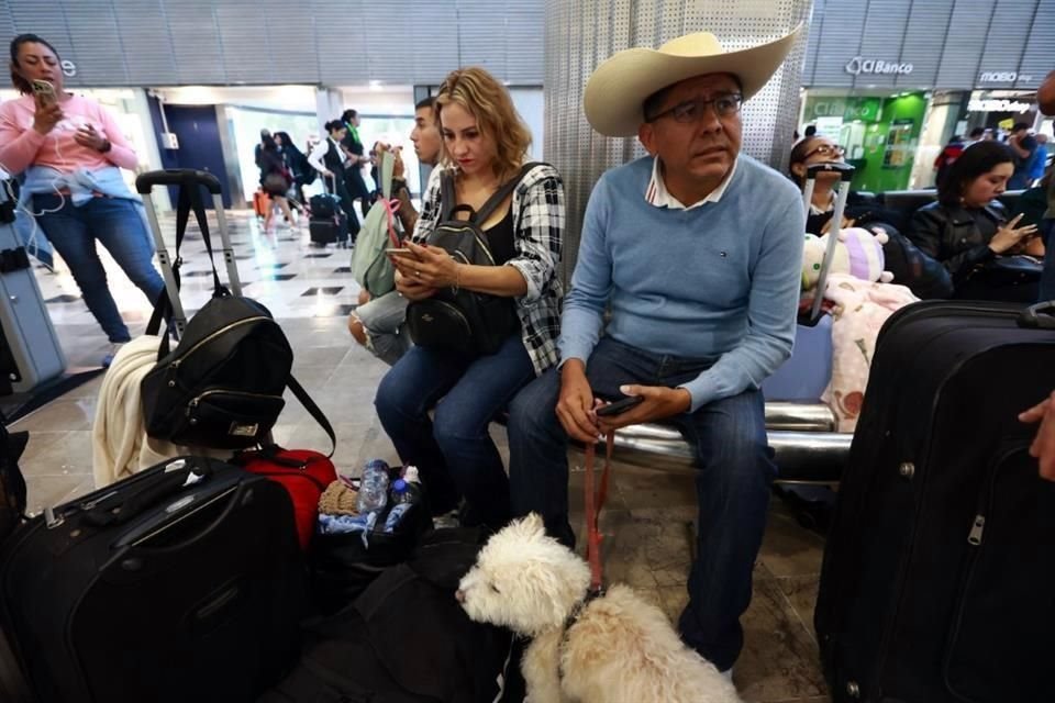 J. Carmen, quien vuela a Los Ángeles, California, llegó cinco horas antes de la hora de su vuelo, ante posibles contingencias por la lluvia.