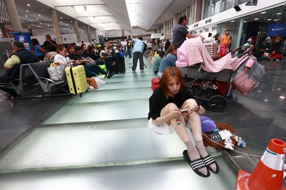 Ximena Cossío llegó a las 11:30 horas procedente de Seúl, Corea del Sur, y tenía un vuelo de conexión a las 15:00 horas con destino a su natal Monterrey, NL, pero su vuelo fue cancelado.
