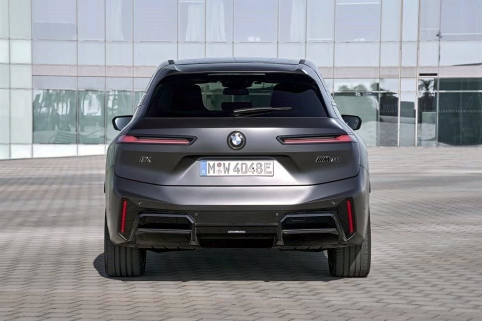 De BMW iX M70 xDrive levert een vermogen van 659 pk.