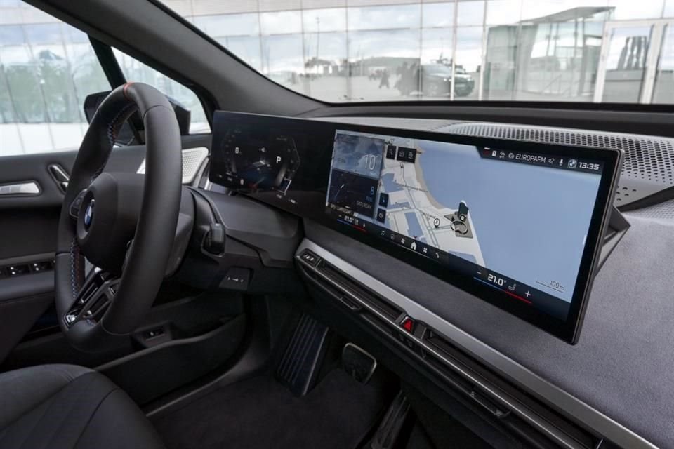 Het beschikt over een gebogen scherm met een 12,3 inch instrumentenpaneel en een 14,9 inch centraal display.