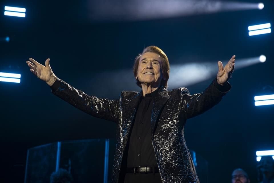 El cantante Raphael canceló un concierto en la Plaza de Toros de Murcia, España, por bronquitis; 'volveré con más fuerzas' dijo.