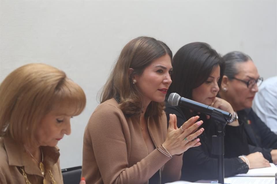 Thais Loera, titular Sipinna Jalisco; Mónica Magaña, diputada de MC; Adriana Medina, diputada local y Edna Montoya, SIBP; encabezan la mesa de trabajo sobre reclutamiento forzado