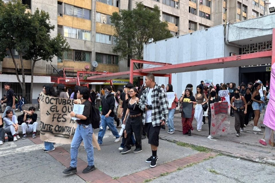 Jóvenes al llegar a la Plaza de las Tres Culturas en Tlatelolco.