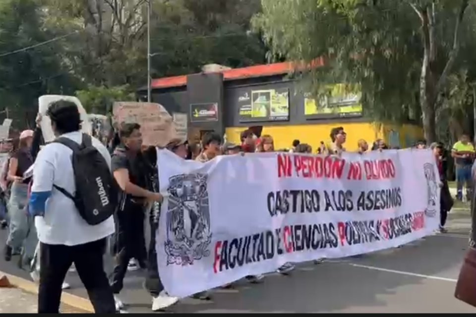 Estudiantes se concentran en la Plaza de las 3 Culturas de Tlatelolco.