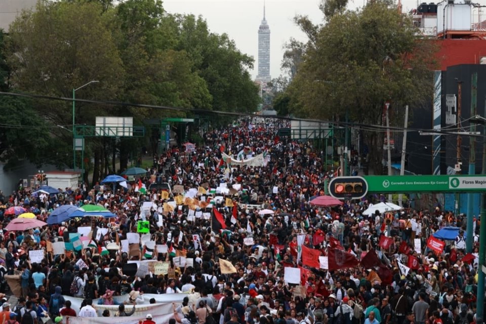 La marcha por los 57 años de la matanza estudiantil de 1968 partió de la Plaza de las Tres Culturas, en Tlatelolco, hacia el Zócalo.