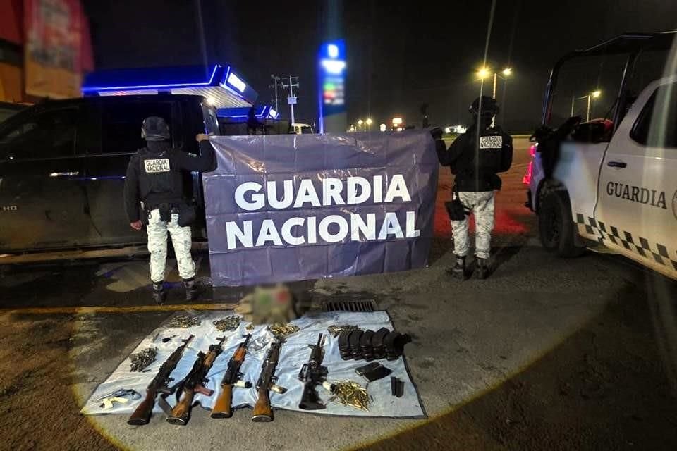 Elementos de la Guardia Nacional aseguraron armamento y arsenal de uso exclusivo del Ejército que fueron abandonados al interior de un vehículo del cual huyeron dos sujetos.