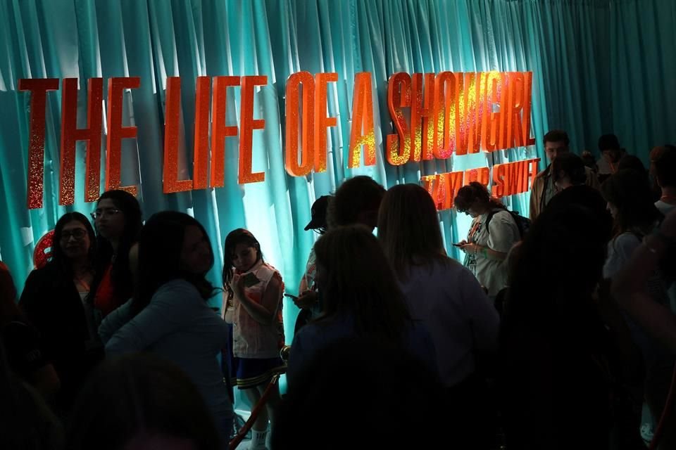 La tienda pop-up de Taylor Swift en Nueva York se llenó de filas de fans desde la mañana de este jueves.