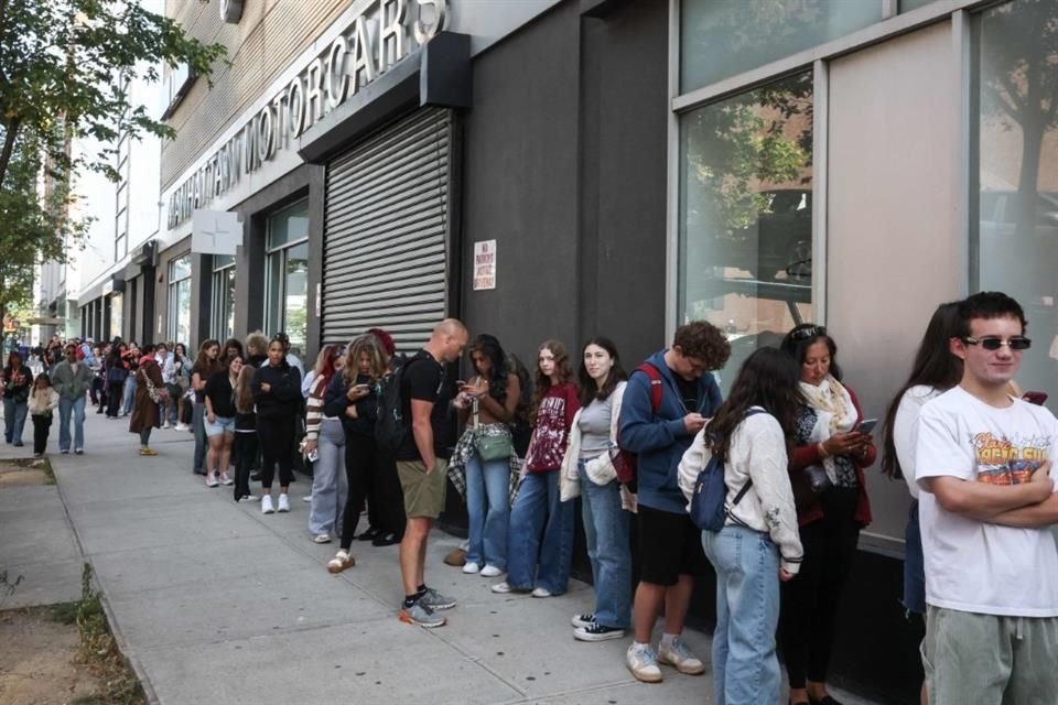 Las filas para la experiencia inmersiva en Nueva York se extiende por varias cuadras.