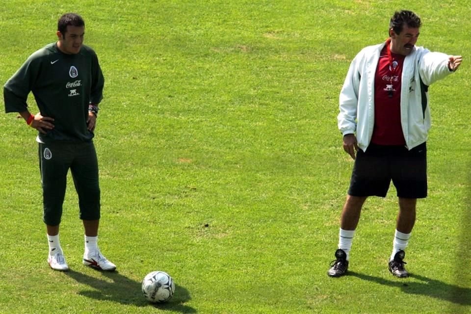 La Volpe y Cuauhtémoc en un entrenamiento de la Selección Mexicana, previo al Mundial de Alemania 2006 al que finalmente Blanco no fue convocado.