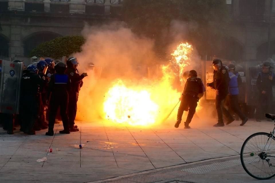 Los manifestantes prendían fuego contra los policías.