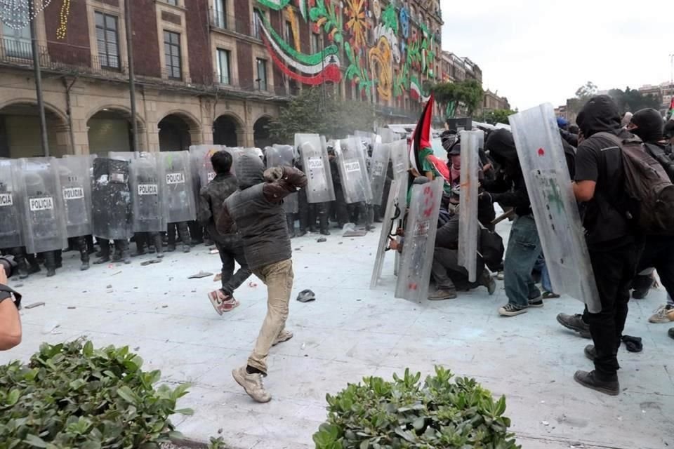 Los policías se replegaron e intentaron armar una valla para contener a los manifestantes.