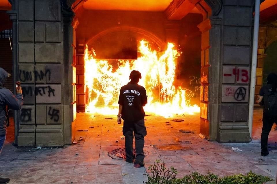 Las fachadas de establecimientos comerciales del Zócalo capitalino fueron incendiadas por los manifestantes.