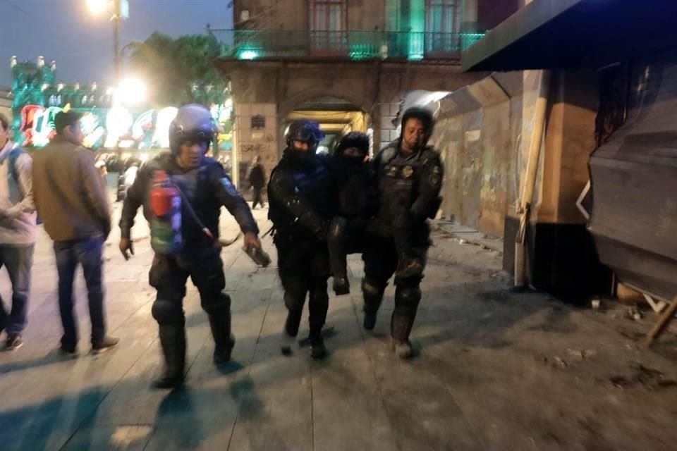 Al menos ocho policías requirieron traslado a un hospital.