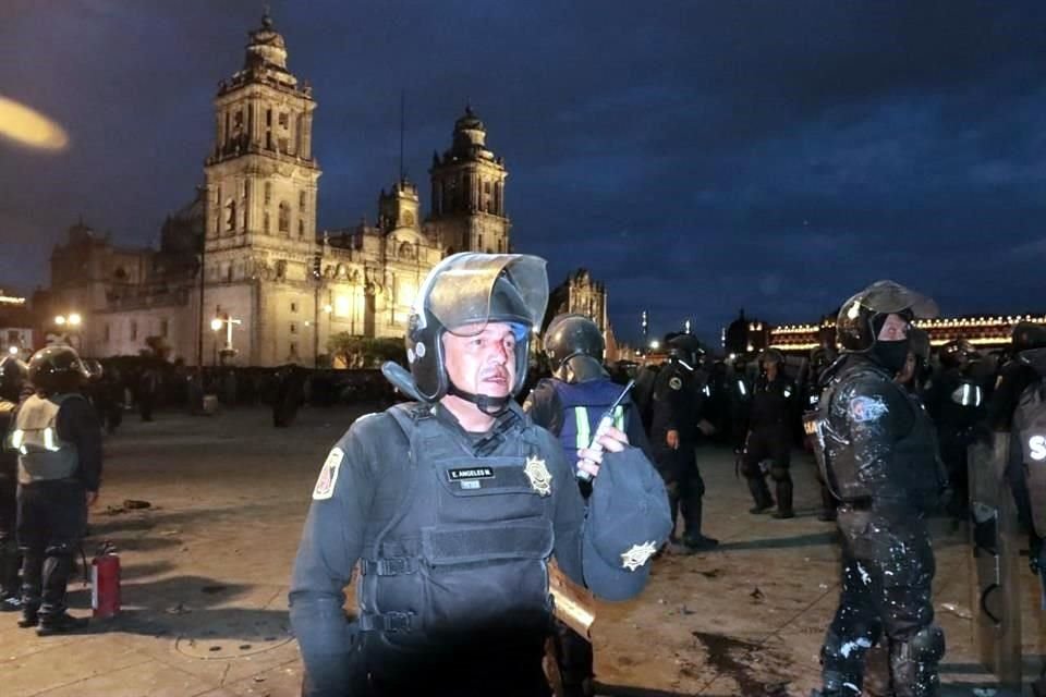 Contusiones y heridas fue el resultado para al menos 22 policías capitalinos.