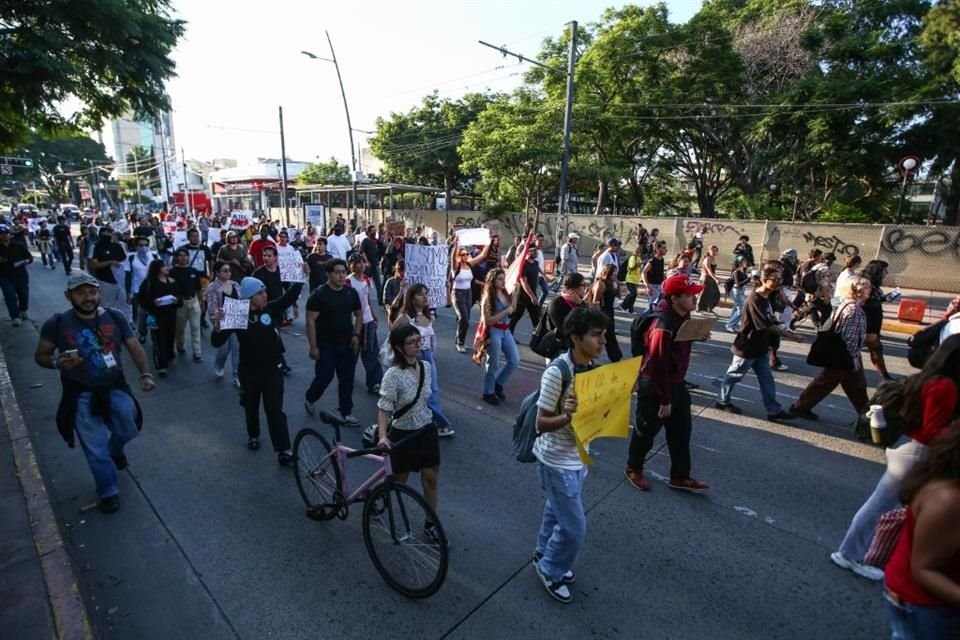 Colectivos y estudiantes marcharon rumbo al Centro Histórico en memoria de la matanza de estudiantes del #2deOctubre de 1968.