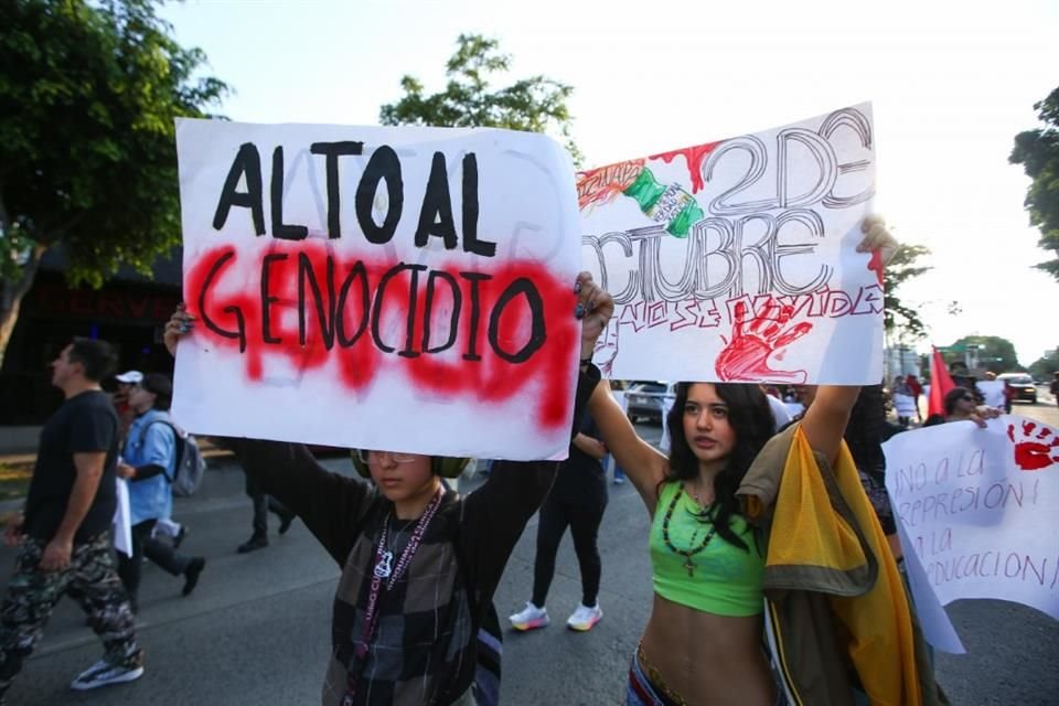 Colectivos y estudiantes marcharon rumbo al Centro Histórico en memoria de la matanza de estudiantes del #2deOctubre de 1968.