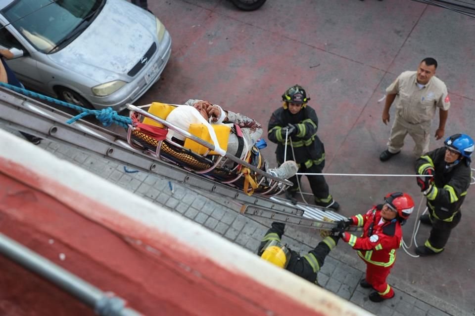 Un hombre quedó lesionado, tras haber resbalado de una escalera en el tejado de un domicilio en la Colonia Artesanos, en el Municipio de Guadalajara.
