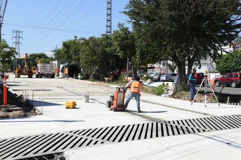 A la obra de la Avenida Manuel J. Clouthier, en Zapopan, le falta 70 por ciento por concluir; sin embargo, el Municipio asegura que concluirán en tres meses.