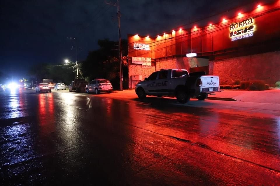 Según declaró la mujer a los oficiales, llegó con su pareja al motel días atrás, pero después de tres días el hombre le prohibió salir de la habitación.