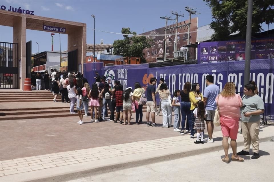 Primer día de las Fiestas de Octubre, que se realizan en el Auditorio Benito Juárez.