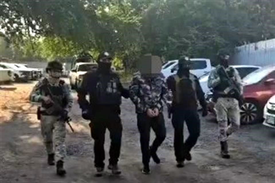 Las fuerzas federales lograron aprehender a Rayberth 'N', alias 'El Rayo', presunto líder del Cártel Jalisco Nueva Generación (CJNG) en Villa de Álvarez, Colima.