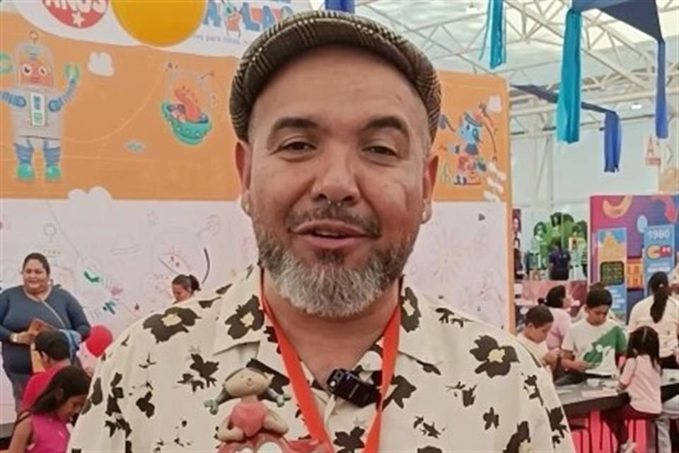 Gracias a su permanencia en el festival y a su legado, este año se reconoció a Memo Plastilina como el Personaje Papirolas 2025