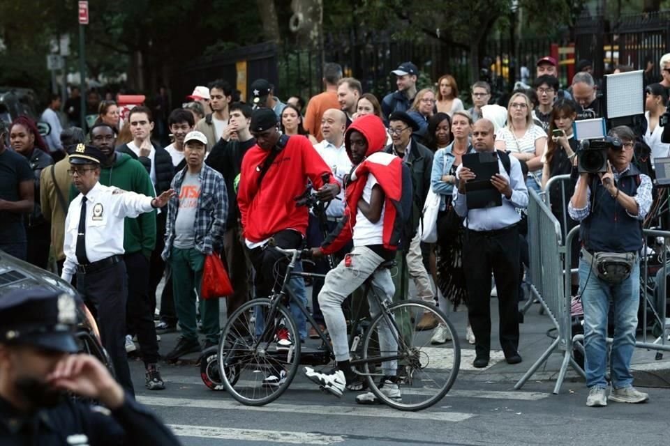 La gente esperó fuera del Tribunal Federal de Manhattan para ver a la familia de Sean 'Diddy' Combs tras su sentencia por dos cargos relacionados con la prostitución.