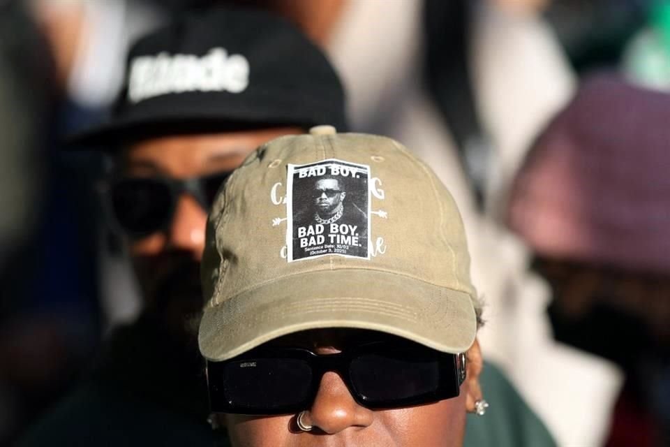 La gente esperó en fila para la sentencia de Sean 'Diddy' Combs en el Tribunal Federal de Manhattan, en la ciudad de Nueva York.