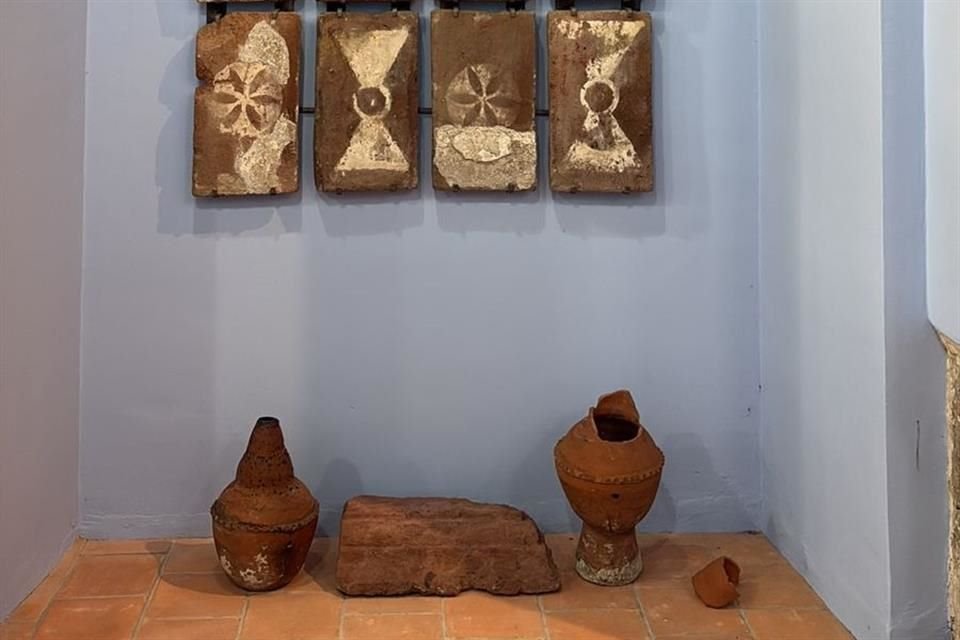 Materiales como ladrillos decorados y piezas arqueológicas se exhiben en el museo de sitio.