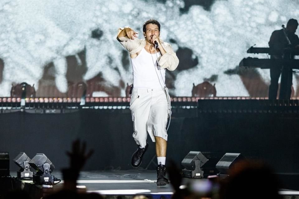 'Necesito que todos se pongan de pie y a las tapatías las quiero ver perreando', dijo en algún punto del concierto.