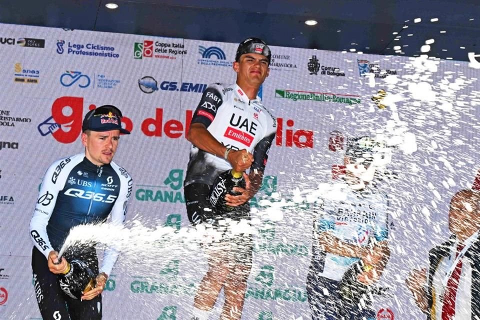 El mexicano celebra en el podio.