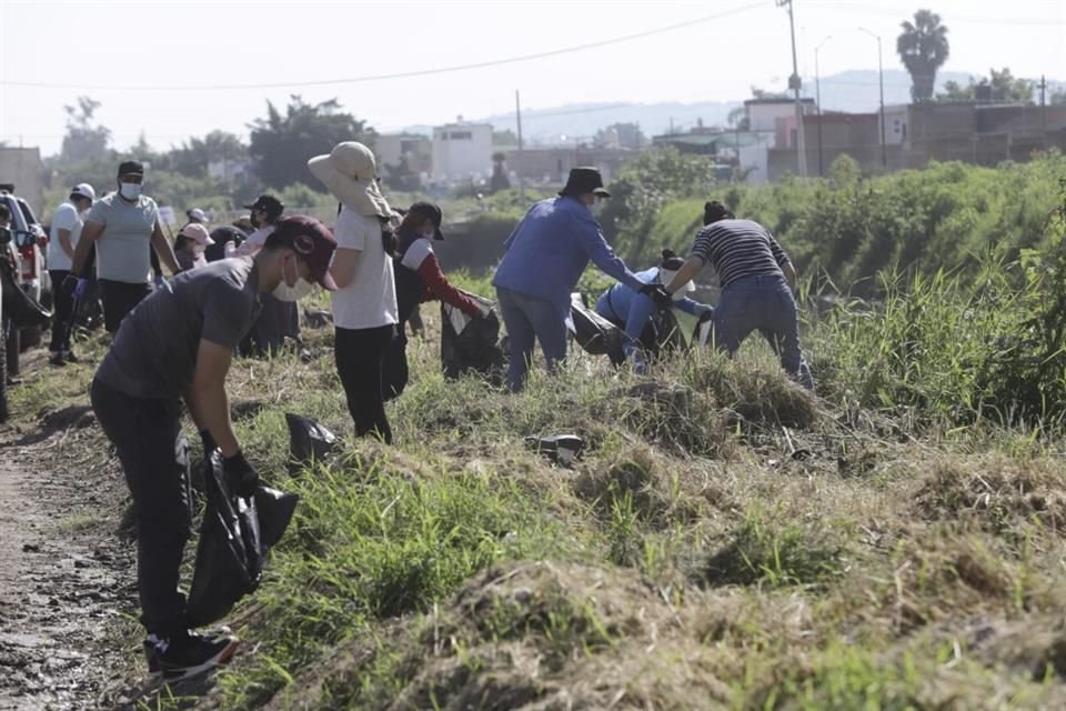 En la Unidad Deportiva Hacienda San Martín, de Tlaquepaque, se realizó la jornada de limpieza y reforestación del Río Lerma-Santiago, que busca el saneamiento y la recuperación de este cuerpo de agua.