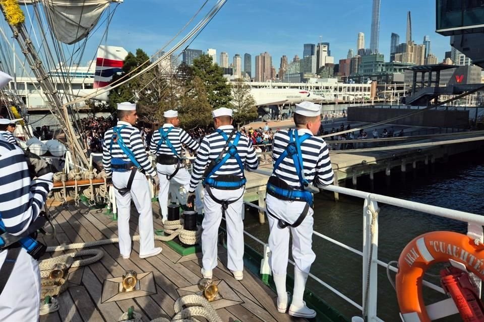 Las velas comenzaron a desplegarse sobre el Hudson, dando inicio a una nueva etapa de este crucero que simboliza 'la fortaleza y perseverancia de la Marina mexicana'.