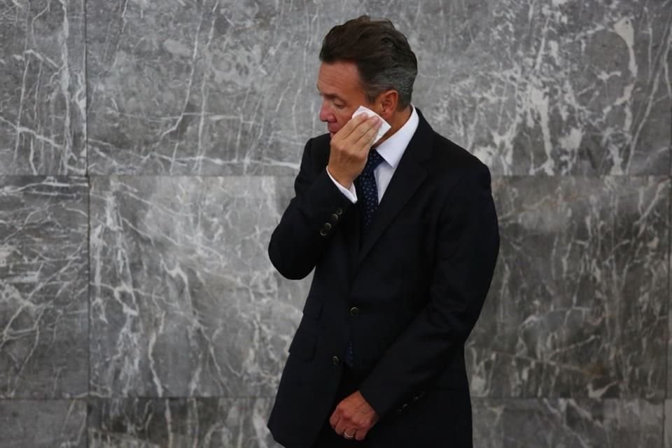 'Buenas tardes: tuve una infección estomacal por la ingesta esta mañana de mariscos aparentemente en mal estado, me canalizaron en casa con suero y antibiótico', explicó Lemus.