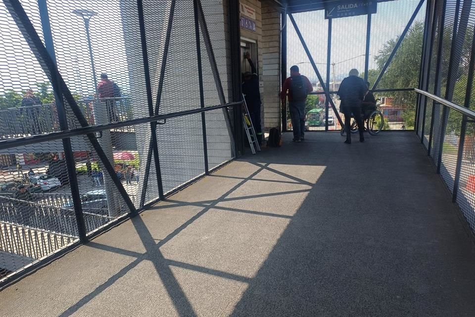 Un usuario en silla de ruedas batalló, pues el elevador no servía en Periférico Sur.