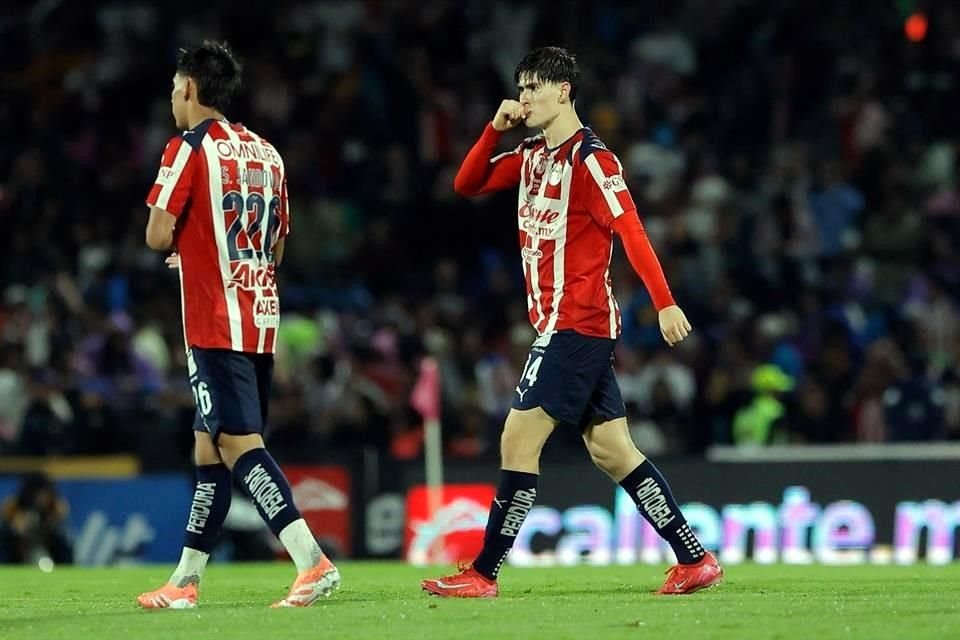 Armando González marcó el empate para Chivas y luego llegó Aguirre para darle la victoria al Rebaño sobre el final del juego.