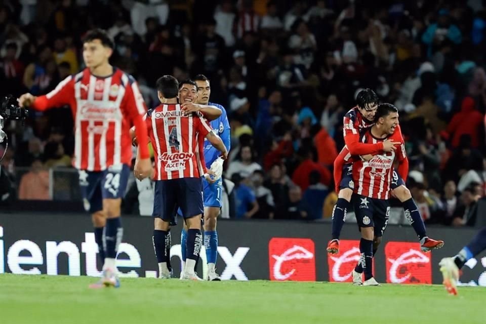 El Guadalagara consiguió su tercera victoria consecutiva tras vencer a domicilio 2-1 a Pumas, con goles de 'Hormiga' y Aguirre.