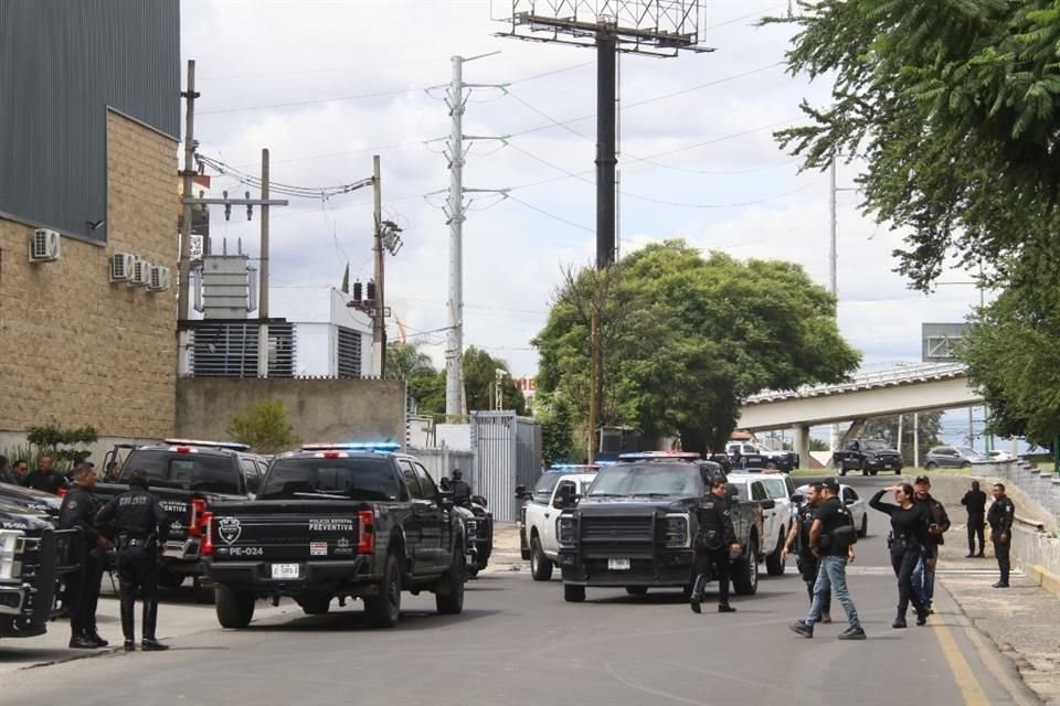 Un intento de robo en el que aparentemente los ladrones realizaron disparos ocasionó caos en una tienda departamental en Álamo Industrial.