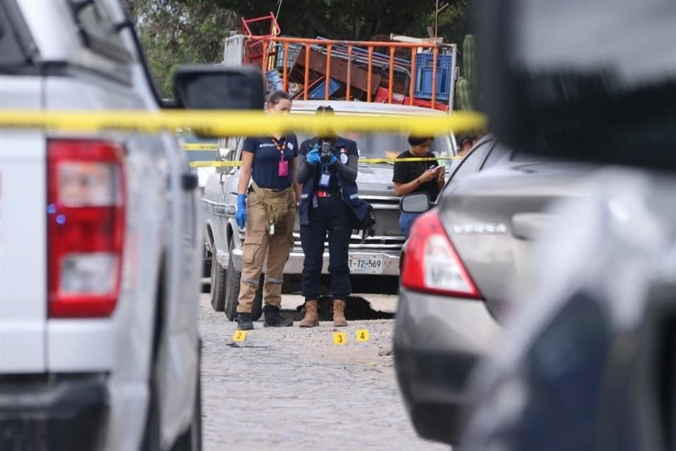 Un hombre fue asesinado a balazos este lunes en calles de la Colonia Los Cajetes, cerca de donde se pone un tianguis, en Zapopan.