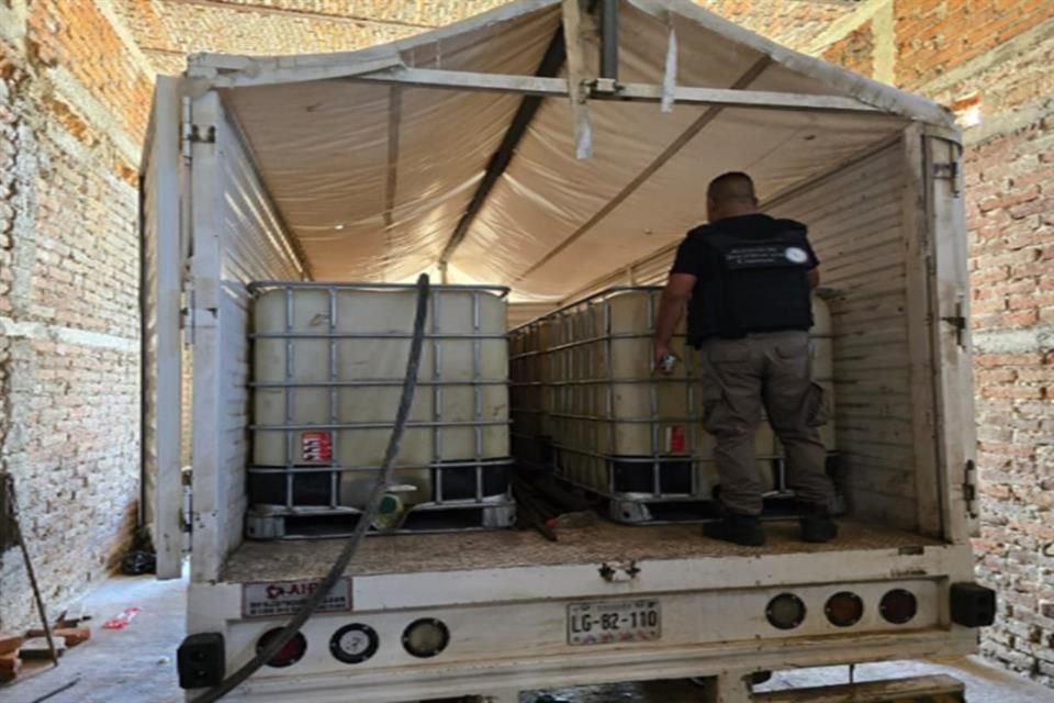 Casi 2 mil litros de hidrocarburo almacenado de manera ilegal fueron asegurados en un inmueble del Municipio de Tototlán.