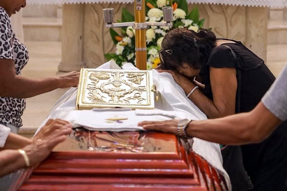 'Era una buena persona; ya son dos sacerdotes que nos matan', dijo una feligersa.